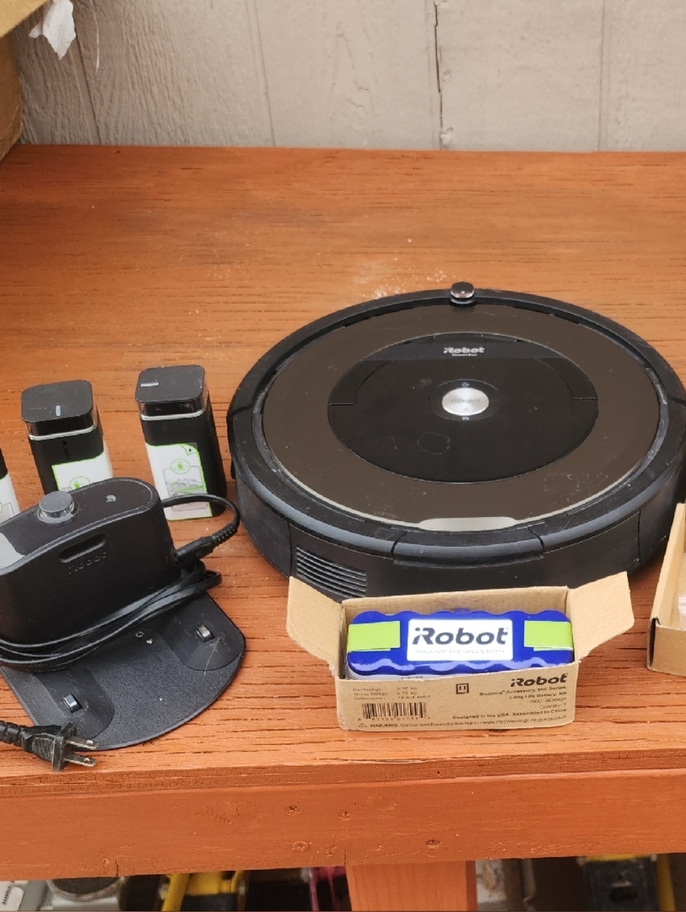 iRobot Black Roomba 890 Robot Vacuum with Charger and Accessories
